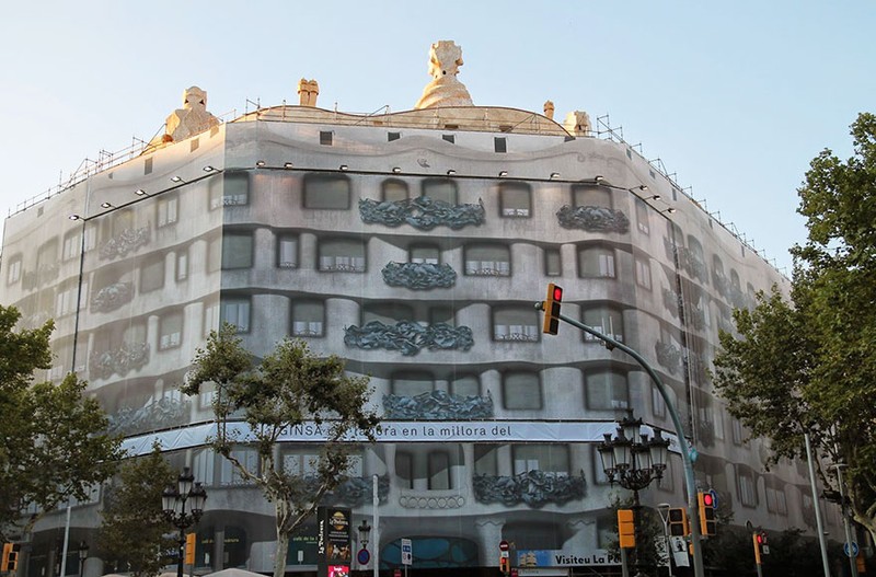 31. Когда хочешь получше рассмотреть архитектурные детали Каса Мила в Барселоне