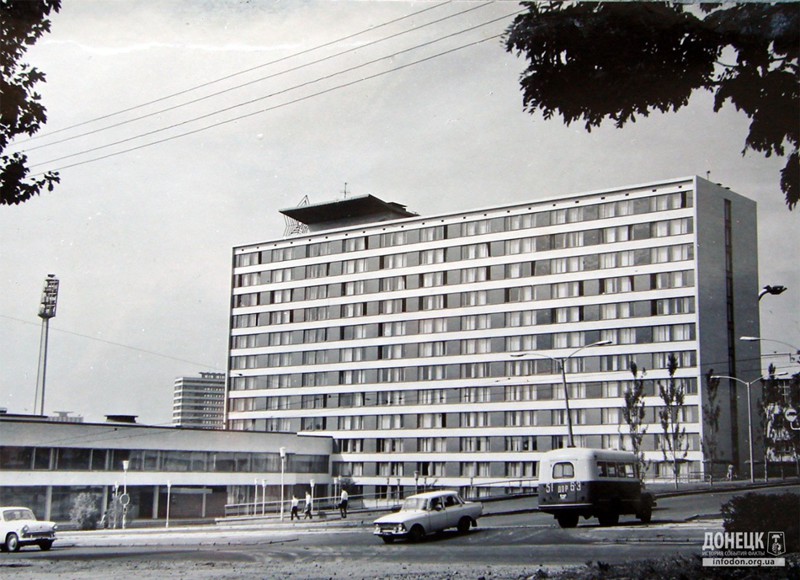Гостиницу «Шахтер», которая недавно пережила реконструкцию и получила повышение в виде приставки к имени «Плаза». 