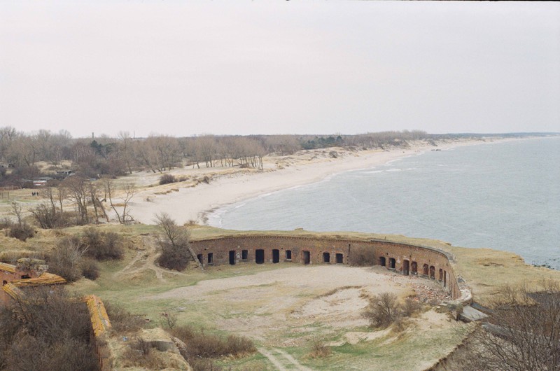 На берегу моря расположен форт с 1869 г