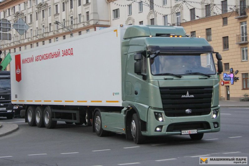 Первым грузовиком минской марки, на который установили двигатель OM471, был седельный тягач МАЗ-5440М9, впервые представленный в августе 2014 года.