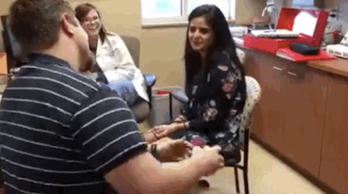 Благодаря имплантанту глухая девушка впервые в жизни услышала звуки. Однако на этом сюрпризы для нее не закончились!
