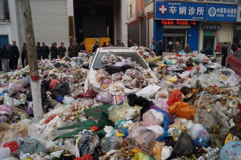 Китайский водитель заблокировал въезд мусоровозам и пожалел об этом