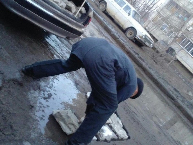 Житель Саратова самостоятельно ликвидирует ямы на дорогах