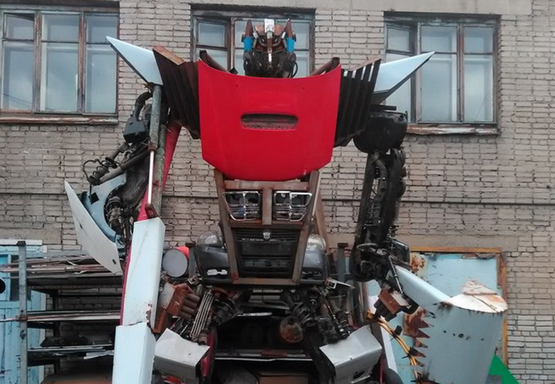 Трёхтонный робот в автомастерской Новосибирска