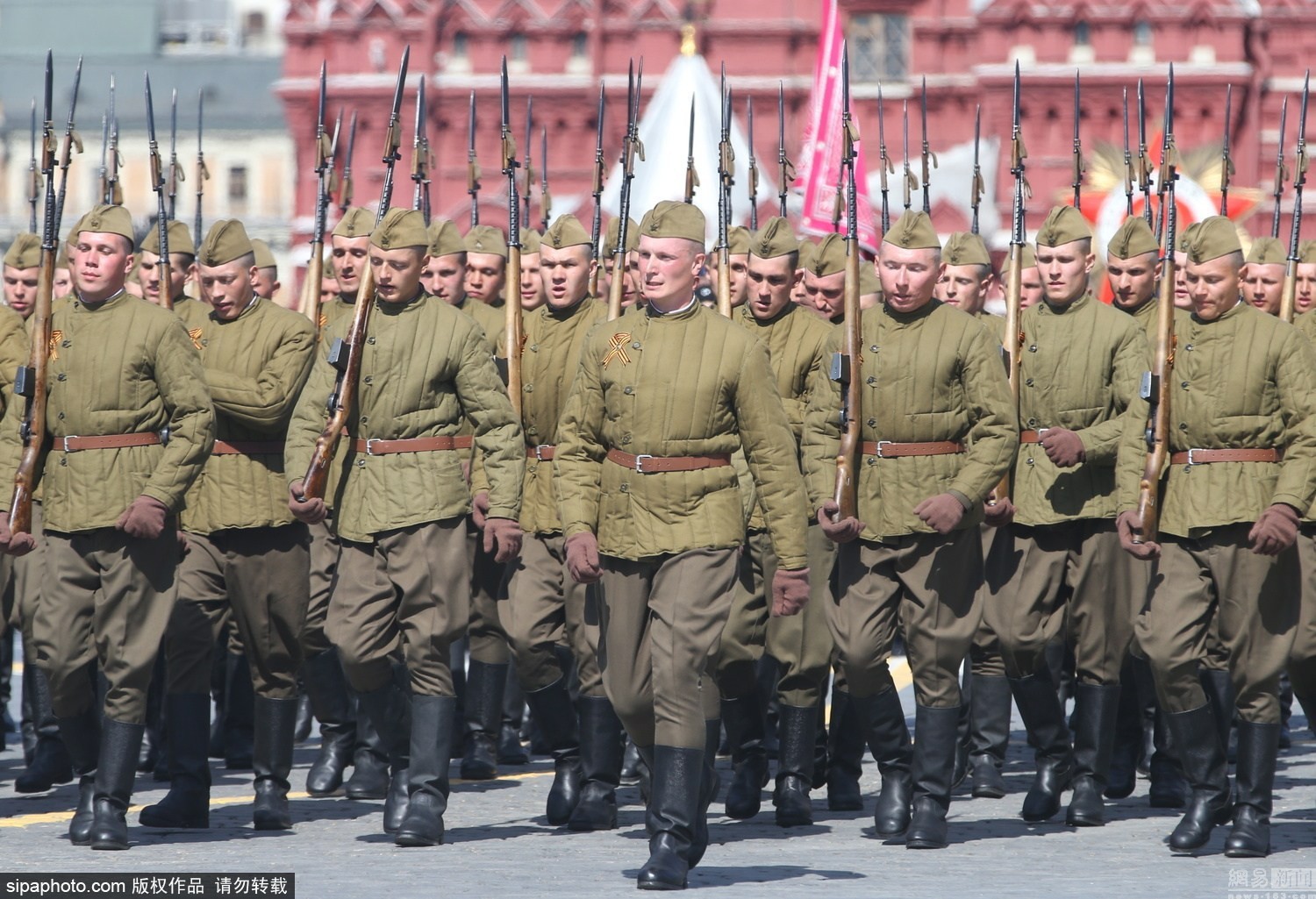 Военные шагают. Солдаты на параде. Советские солдаты на параде. Строй солдат. Российский солдат на параде.