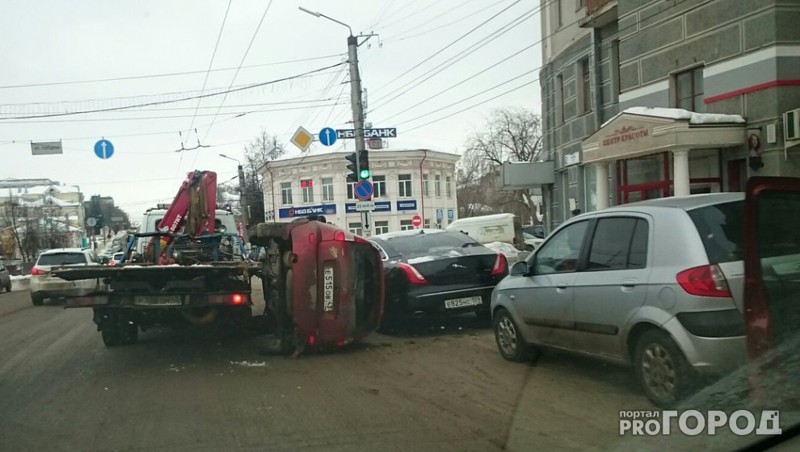 Владелец эвакуатора избил своего водителя, уронившего "Калину" на "Ягуар"