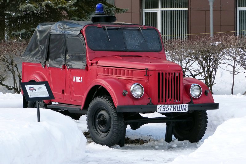 Автомобиль штабной АШП-4(69А)-40 на базе ГАЗ-69А (1952-72). Оборудован радиостанцией и выносным штабным столом.