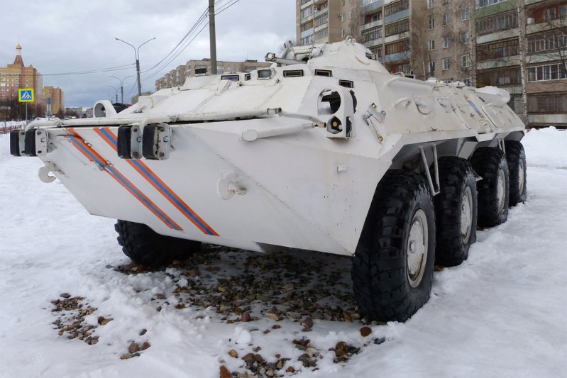 Разведывательная химическая машина на базе бронетранспортёра БТР-80 в цветах МЧС.