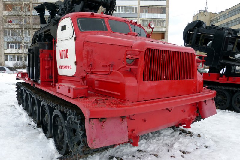 Быстроходная траншейная машина БТМ-3. Роет канавы метр шириной и полтора глубиной продольным стальным колесом с ковшами, сбрасывая вырытый грунт в разные стороны в виде полуметровых брустверов.