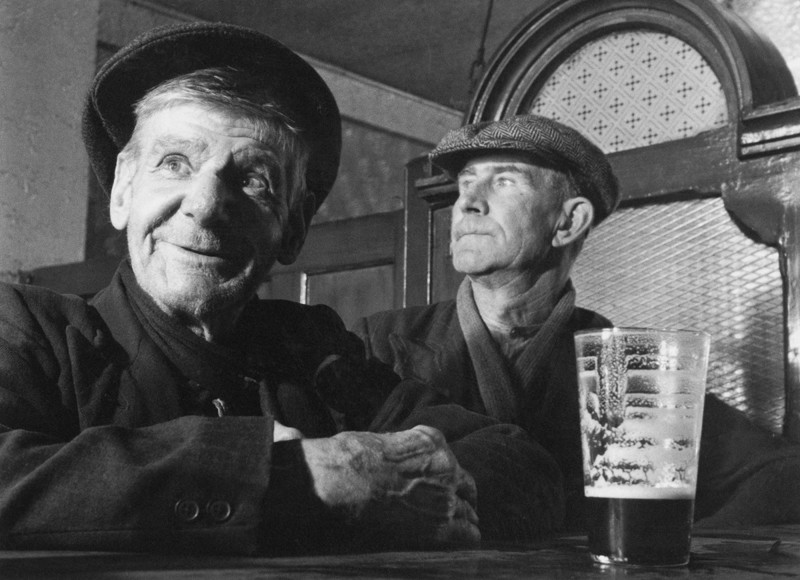 Генри Бартер наслаждается очередной пинтой легендарного портера Guinness.