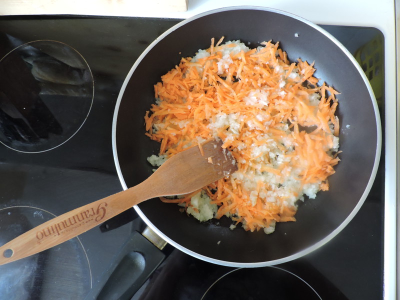 Обжарить лук с морковкой на растительном масле