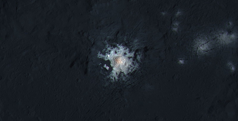 NASA представило снимок ярких пятен кратера Occator на Церере в расширенных цветах