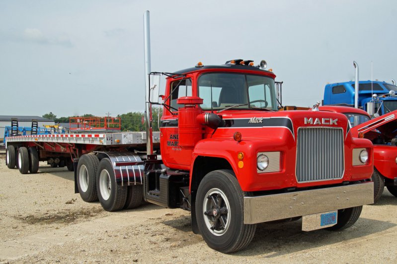Mack R600 - грузовик той же серии, что и в "Безумном Максе-2"