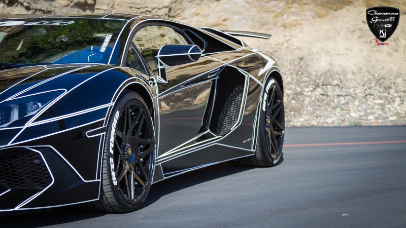 Черный Lamborghini Aventador в стиле Трон