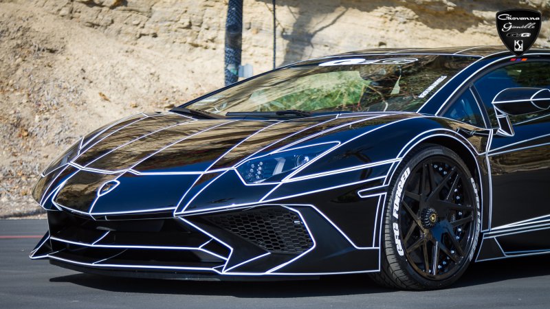 Черный Lamborghini Aventador в стиле Трон