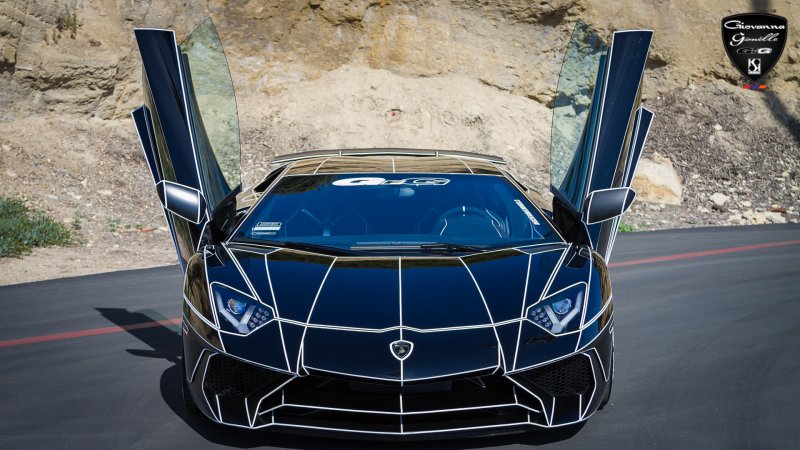 Черный Lamborghini Aventador в стиле Трон