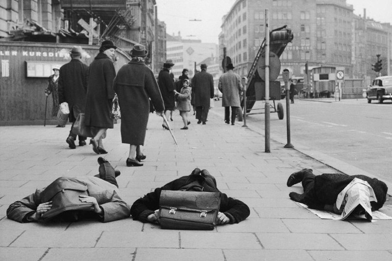 Активисты демонстрируют, как вести себя в случае ядерного удара, Гамбург, 1963 год.