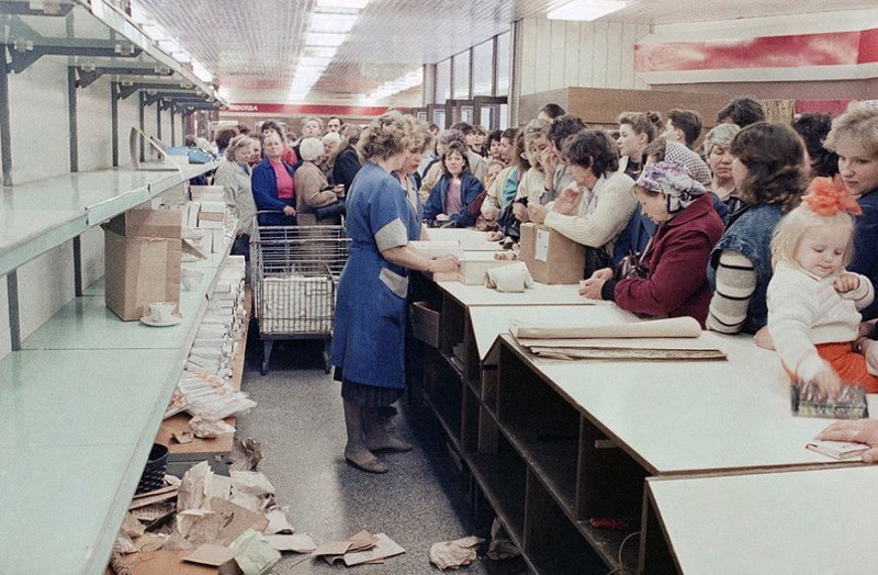 В магазине, Вильнюс, 27 апреля 1990 года.