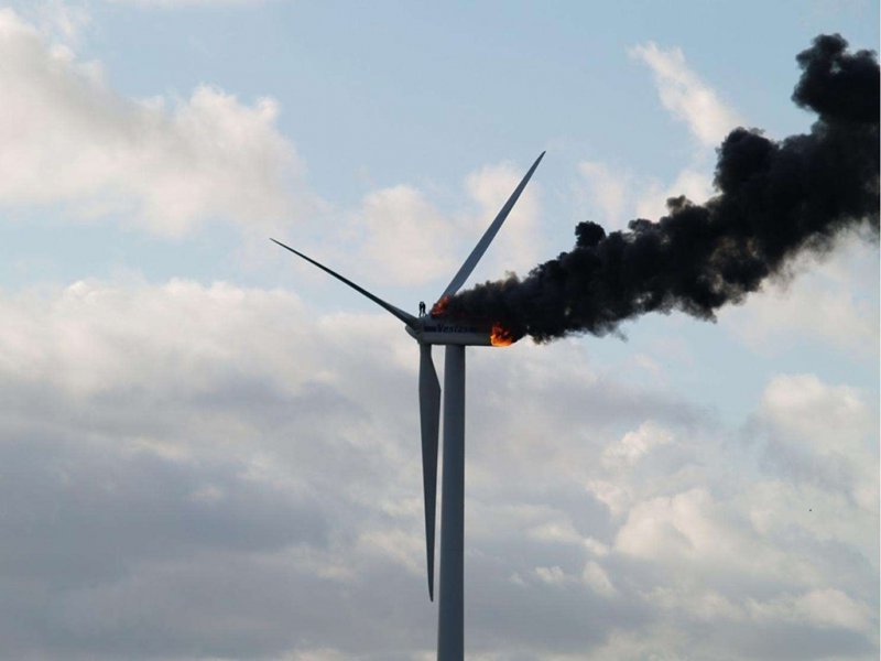 Два механика обнимаются на горящем ветряке в Нидерландах