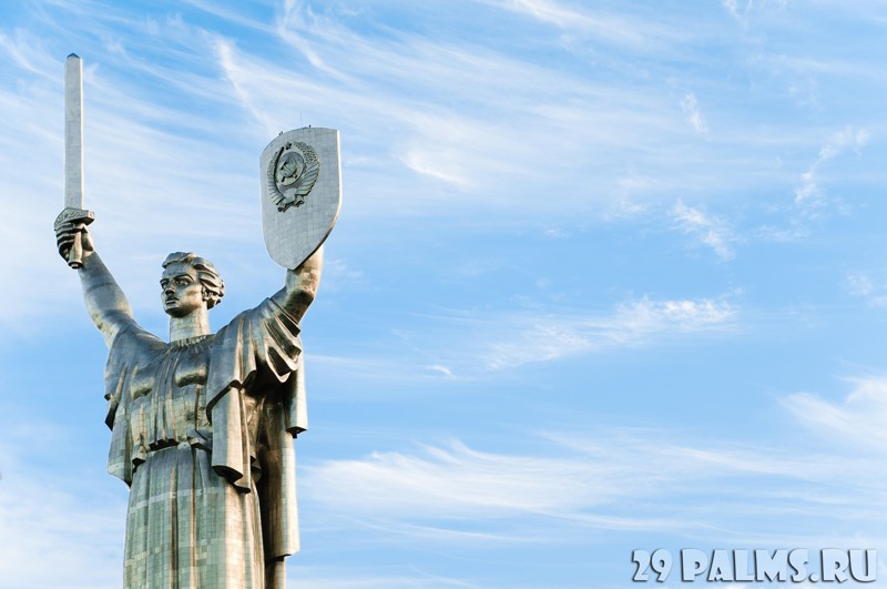 Киев. Монумент-скульптура «Родина-мать» (укр. Батьківщина-Мати) 