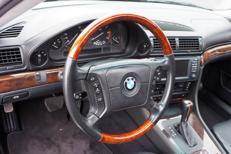 Удлиненная BMW 7-й серии E38 из Японии