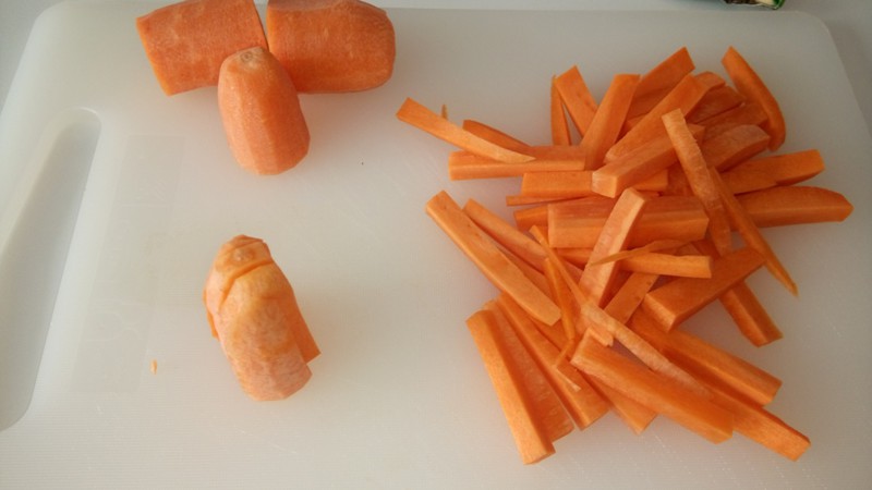 Подготавливаем морковь.