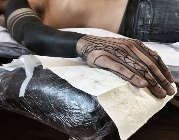 Дело тёмное: теперь татуировщики лихо заливают краской тела своих клиентов
