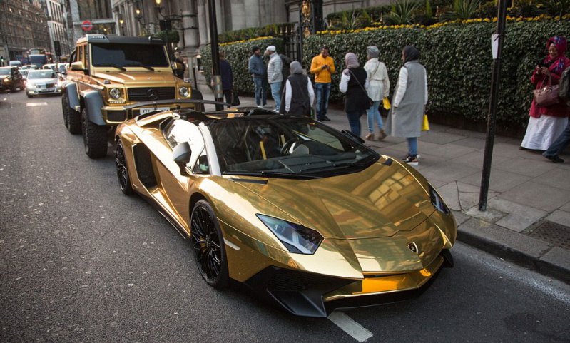 Богатый турист из Саудовской Аравии привез в Лондон свой автопарк