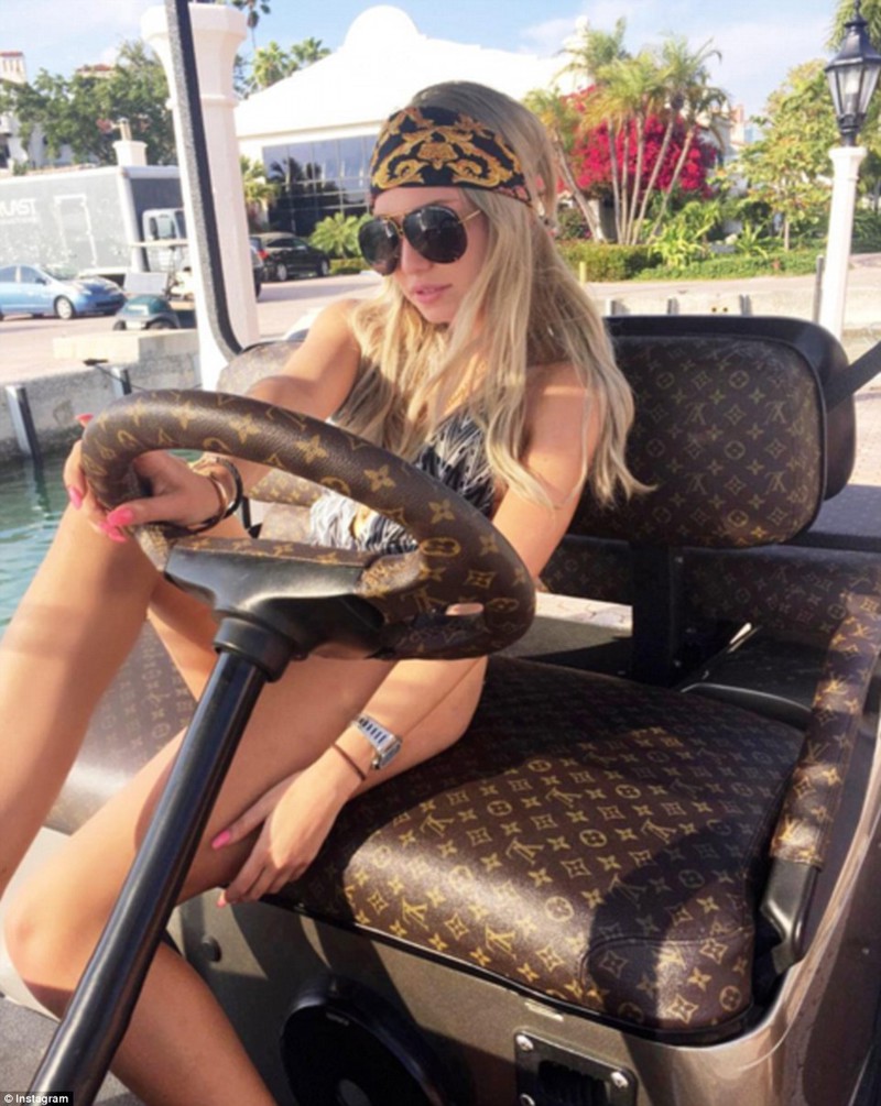 Богатая наследница из Лондона Лана Сколаро похвасталась своим богатством в Майами, прокатившись на гольфмобиле от Louis Vuitton 