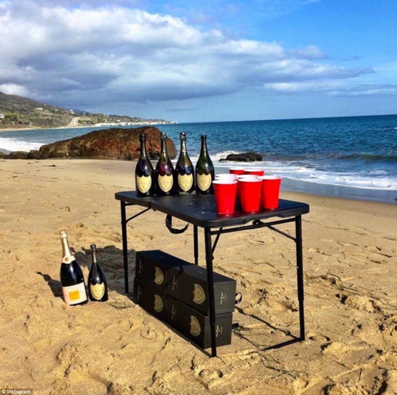 Алекс Бостанян организовал матч по пиво-понгу на пляже в Малибу. Вот только вместо дешевого пива он использовал шампанское Dom Pérignon