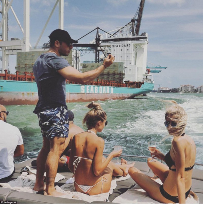 Давид Йехезкель сфотографировался с друзьями на водном отдыхе в Майами