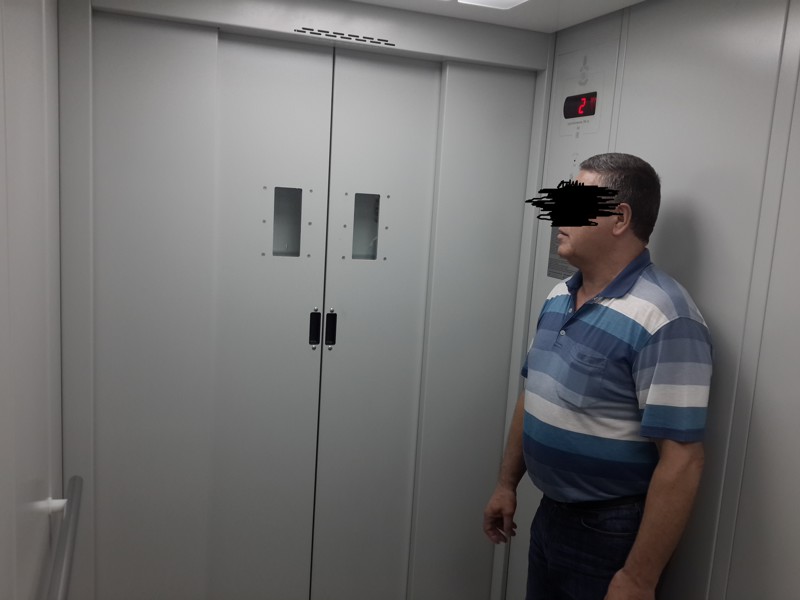 Новый лифт... Установлен в 2014 году... И лифтер. 