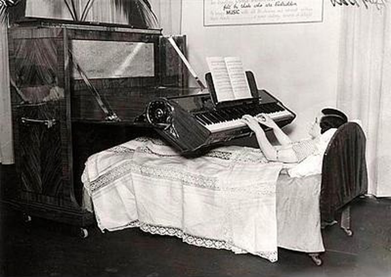 Лежачее пианино для прикованных к постели (Великобритания, 1935) 