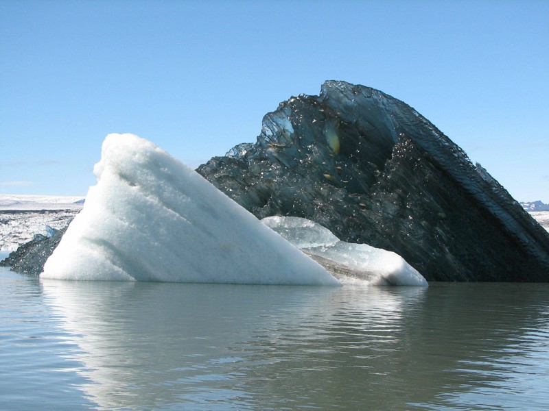 6. Лед в этом черном айсберге невероятно плотный, и в нем совсем нет пузырьков