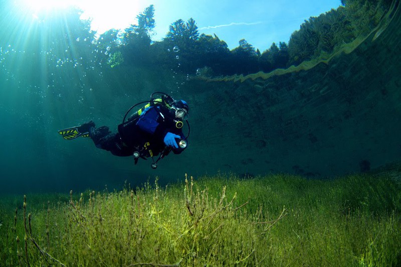 13.Вода в австрийском озере Самерангер настолько чистая, что дайвер словно плывет над лугом