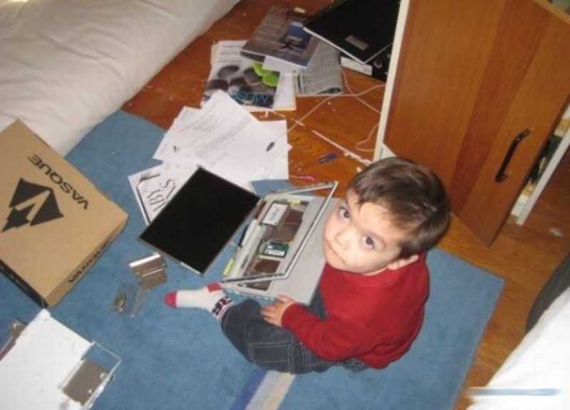 Сын портит. Ребенок сломал компьютер. Ребенок сломал ноутбук. Мальчик ломает. Ребенок разбил ноутбук.