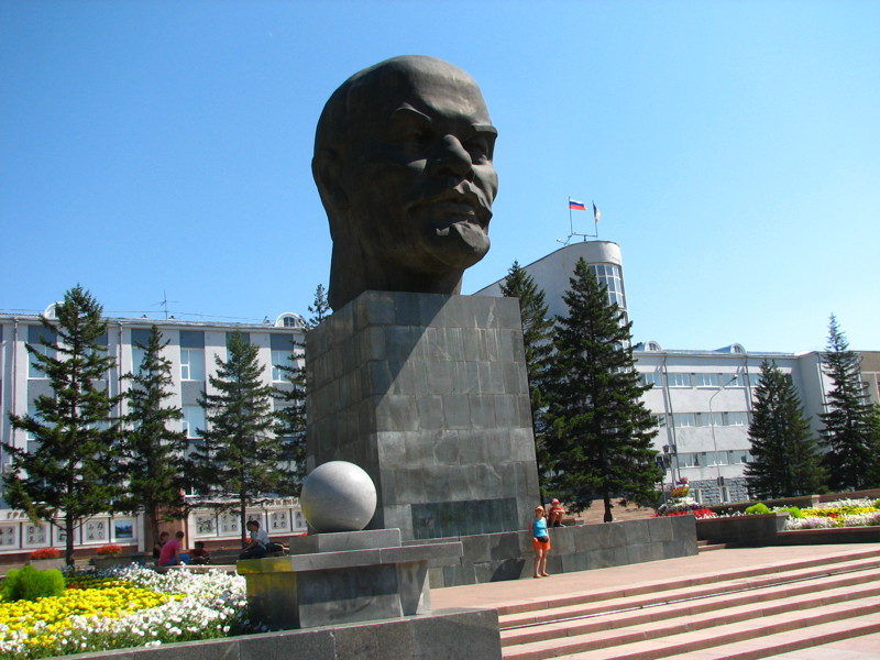 Гигантская голова Ленина