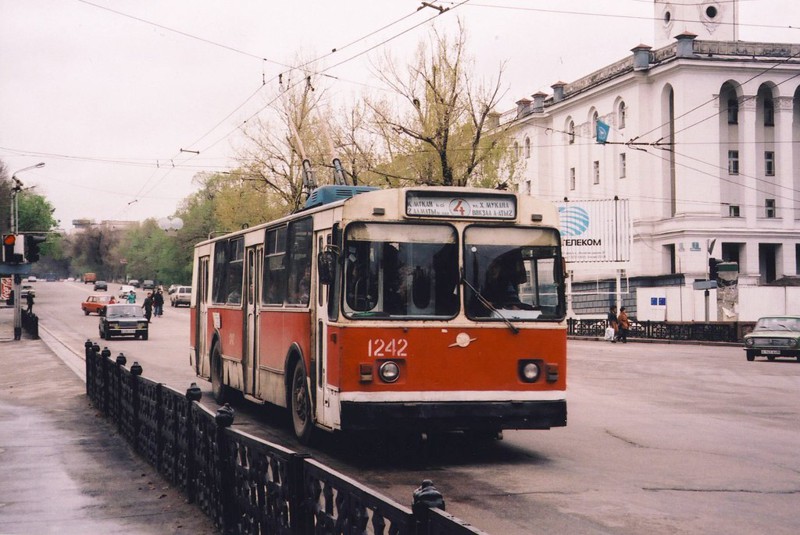 1990. Троллейбус ЗиУ-682В-012 № 1242 на проспекте Ленина. Маршрут № 4. Ныне не существует