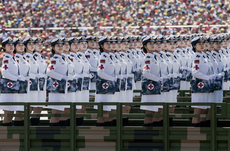 10. Китайские солдатки. Военный парад на площади Тяньаньмэнь в Пекине, 3 сентября 2015.