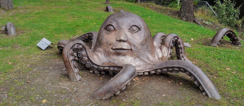 Довольно странная скульптура осьминога 