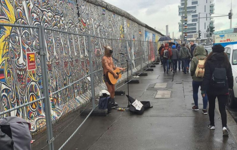 Уличный музыкант в Берлине