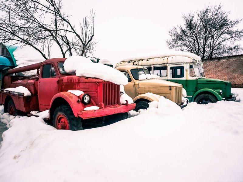 Часть автомобилей, среди которых редкая пожарка на шасси ГАЗ-63, утопают в снегу, как и обширная коллекция мотоциклов. Ну это зимой, понятное дело, а сколько той зимы?