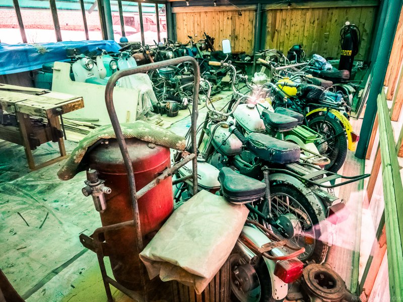 Некоторым экспонатам повезло больше — в закрытом (в том числе и для посетителей) павильоне (а точнее, реставрационной мастерской) собраны мотоциклы и мопеды. Есть на что посмотреть.