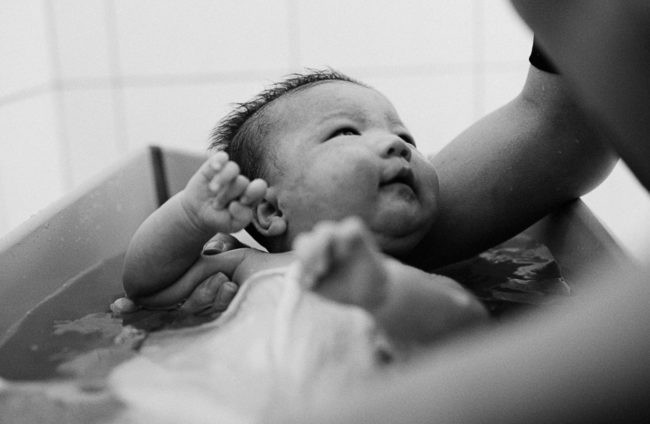 11. До шести месяцев младенцы обладают врожденным умением плавать, инстинктивно задерживая дыхание, при этом частота сердечных сокращений падает, а кровообращение в пальцах рук и ног снижается. 