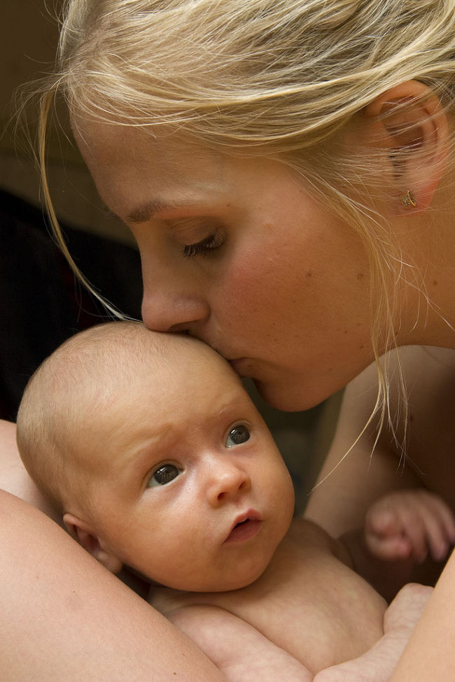 3. Целуя новорожденных, матери проглатывают бактерии и вирусы, антитела к которым ребенок потом получит через грудное молоко. 