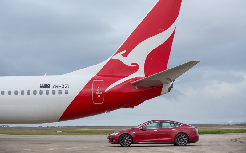 Tesla Model S против Boeing 737