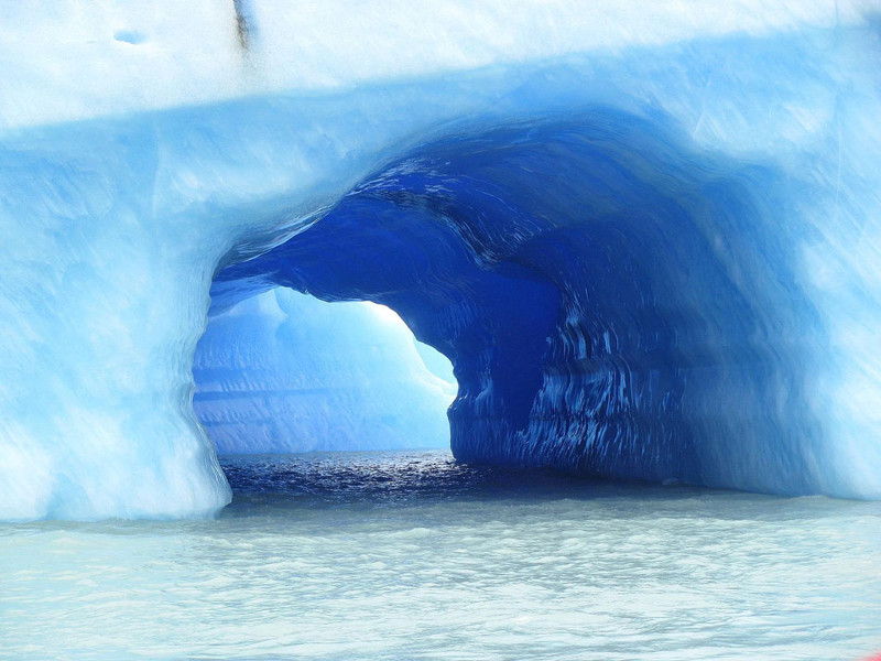 Ледяной горою айсберг
