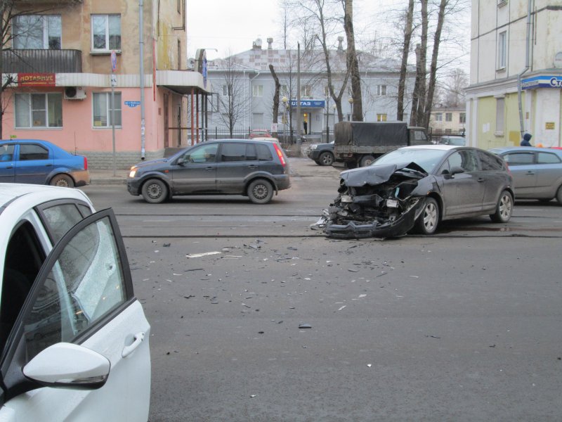 Авария дня. Столкновение на трамвайных путях в Череповце