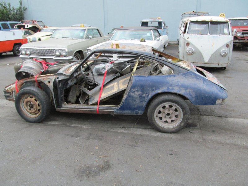 Машину в разрушенном состоянии нашли два года назад у американского коллекционера, полностью восстановили и перекрасили в оригинальный цвет.