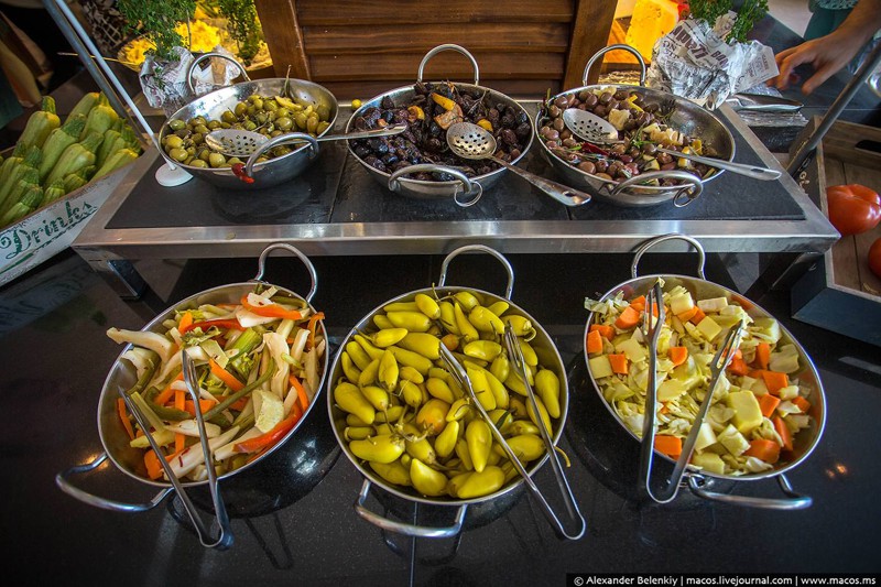 Ещё маринованные овощи. Как после этого завтракать в жлобских европейских отелях?